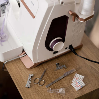 HUSQVARNA® VIKING® AMBER™ Air S 600 Coverlock Machine – tools and accessories