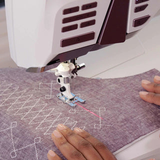 EPIC™ 95Q – illuminated sewing area detail